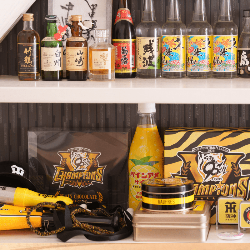 店内にディスプレイしている日本酒と阪神タイガースのグッズ