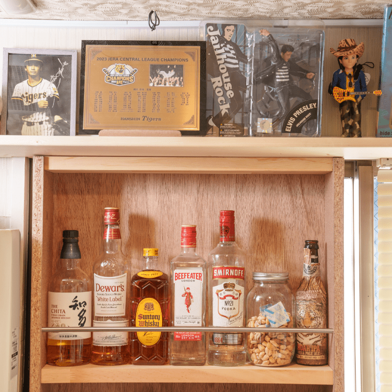 店内にディスプレイしているお酒と店主の趣味のグッズ