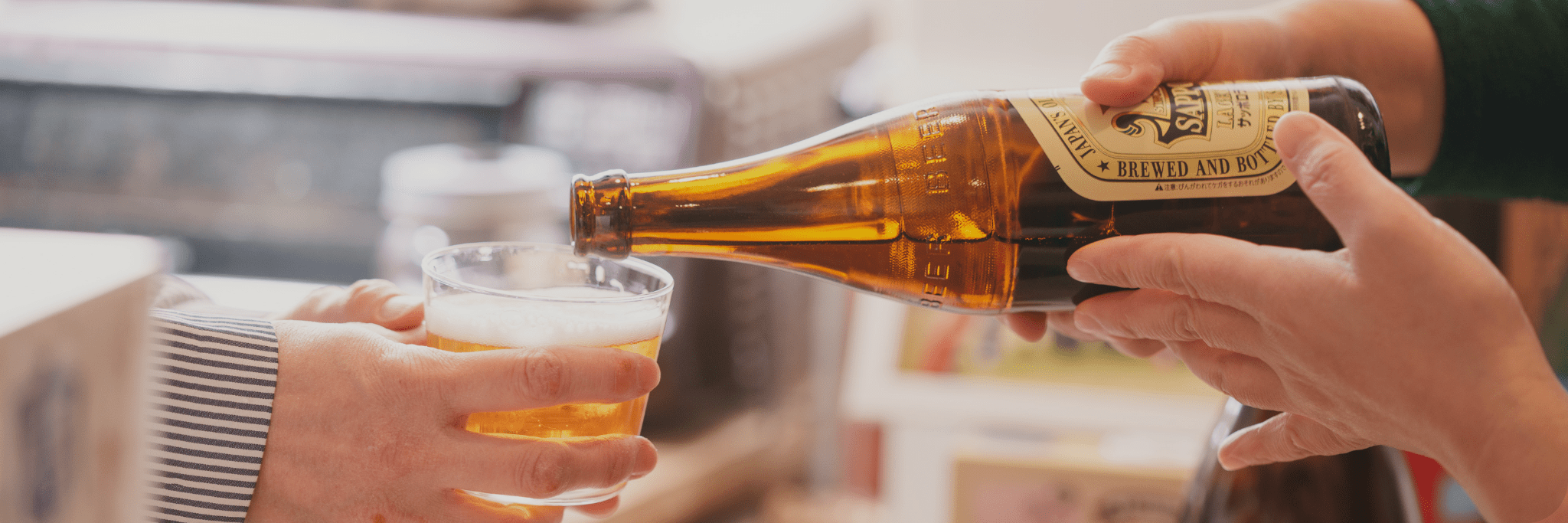 お酒を注ぐ様子