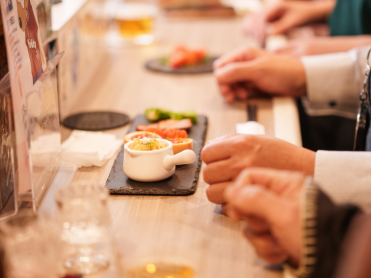 燻製料理と日本酒が並ぶカウンター