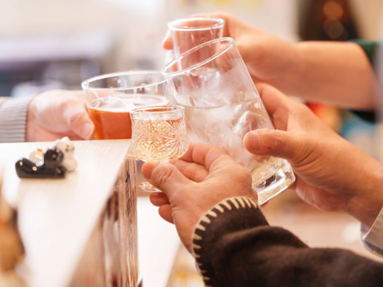 乾杯をする手元