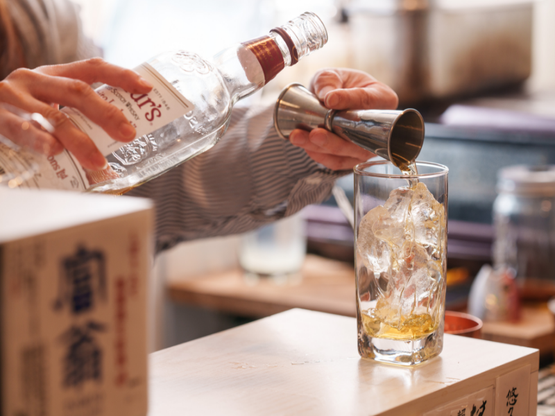 お酒を注ぐ店主