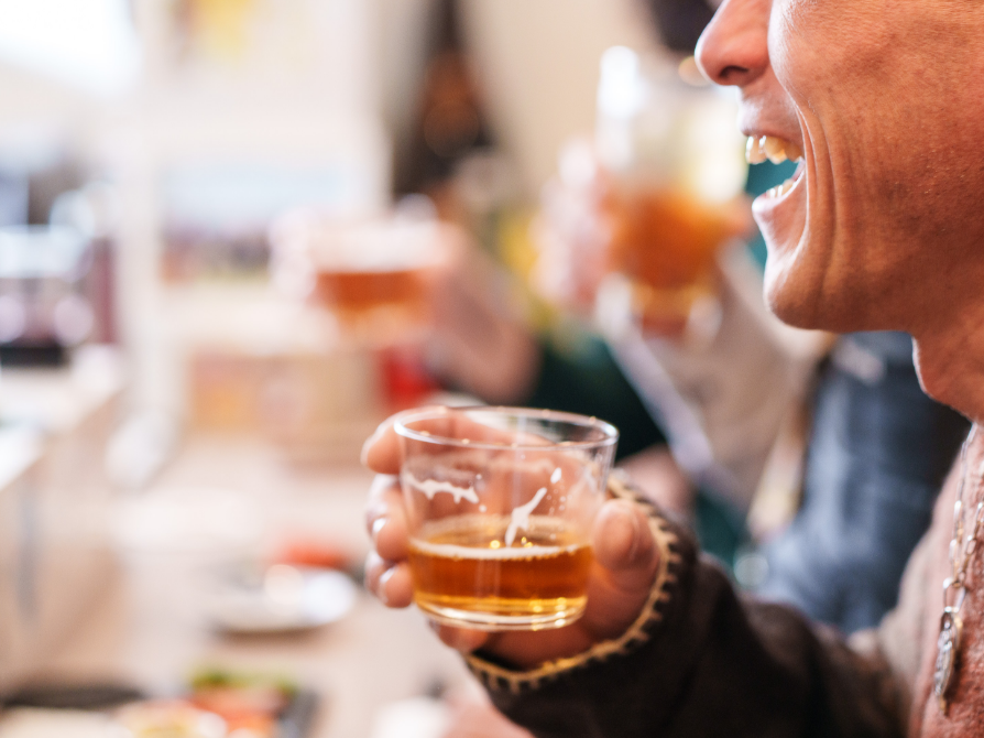 お酒と会話を楽しむ常連様