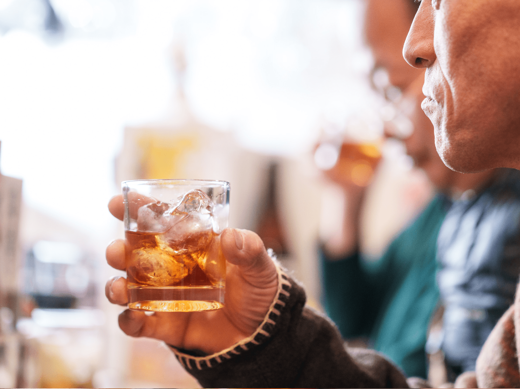 お酒を楽しむ様子